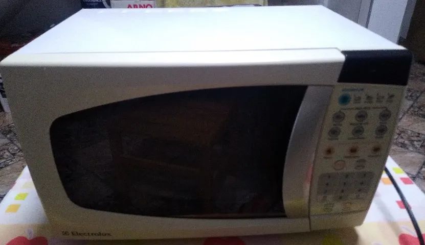 micro-ondas Electrolux modelo MEF28 de 18 litros 110V