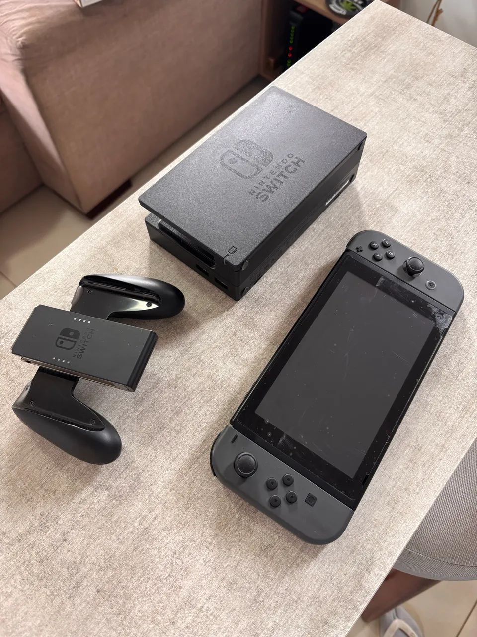 Nintendo Switch completo na caixa