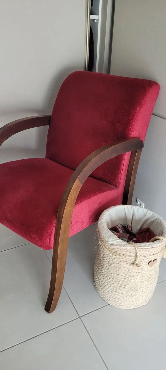 Poltrona com madeira maçiça