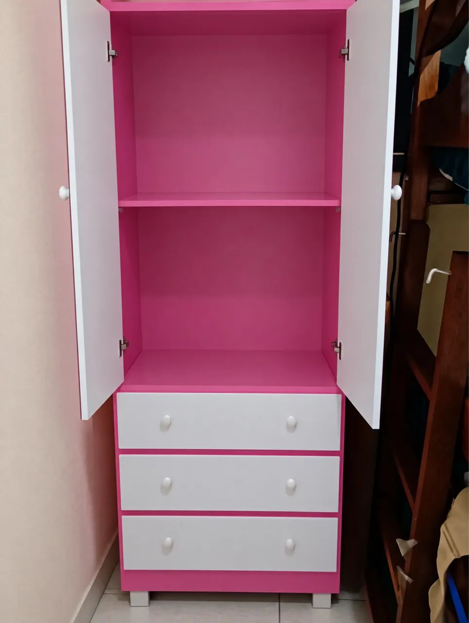 Guarda roupa 3 gavetas e 2 portas  - Foto 2