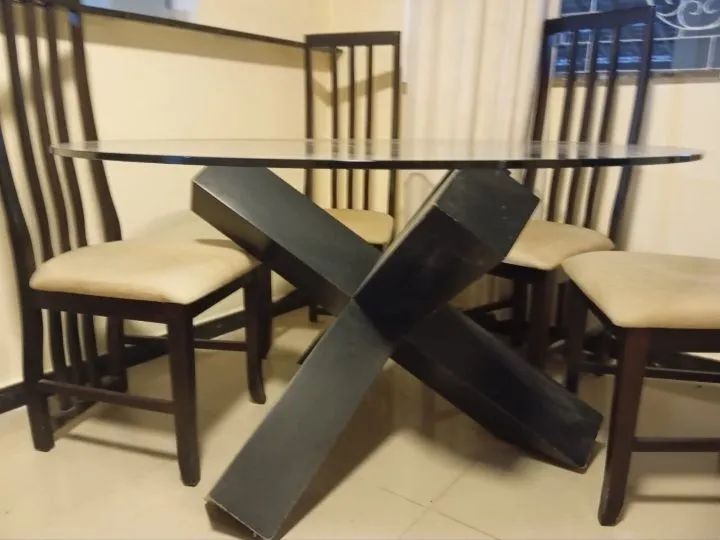 MESA COM TAMPO DE VIDRO REDONDO E 4 CADEIRAS  - Foto 3