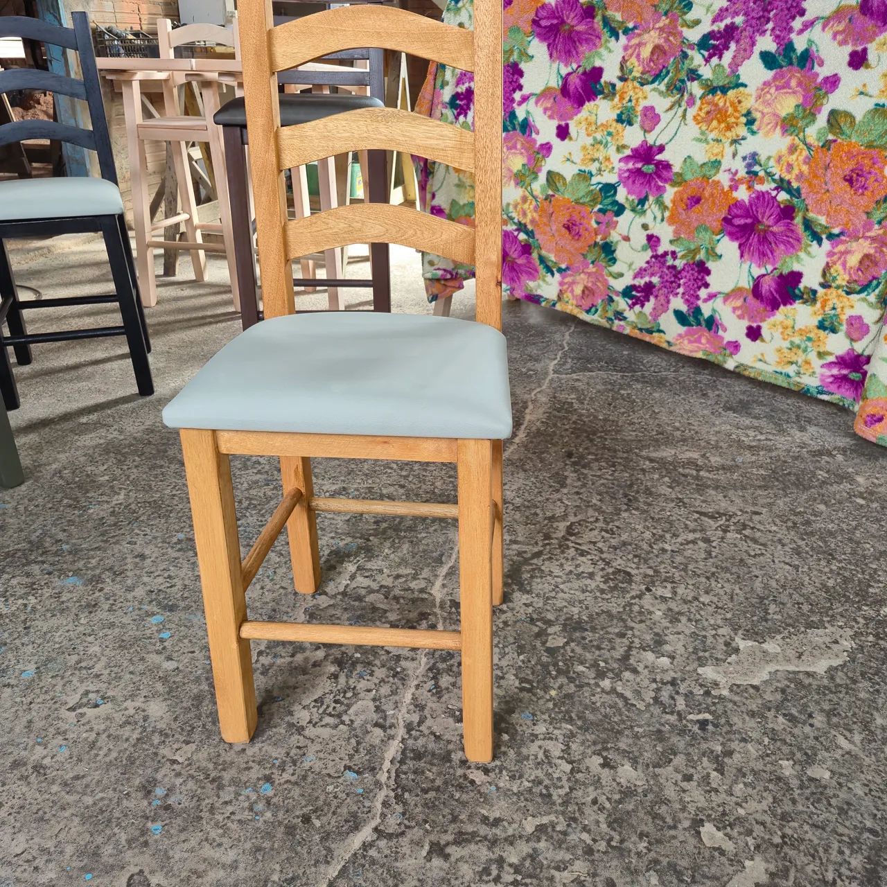 Banquetas e cadeiras com estofado  - Foto 5