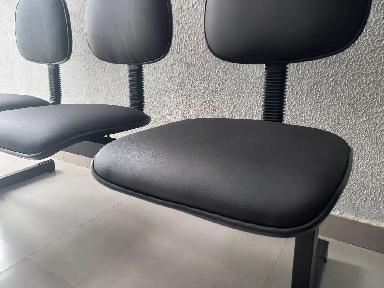 Cadeiras longarina 03 lugares! Marca Giroflex (LEIA A DESCRIÇÃO) - Foto 2