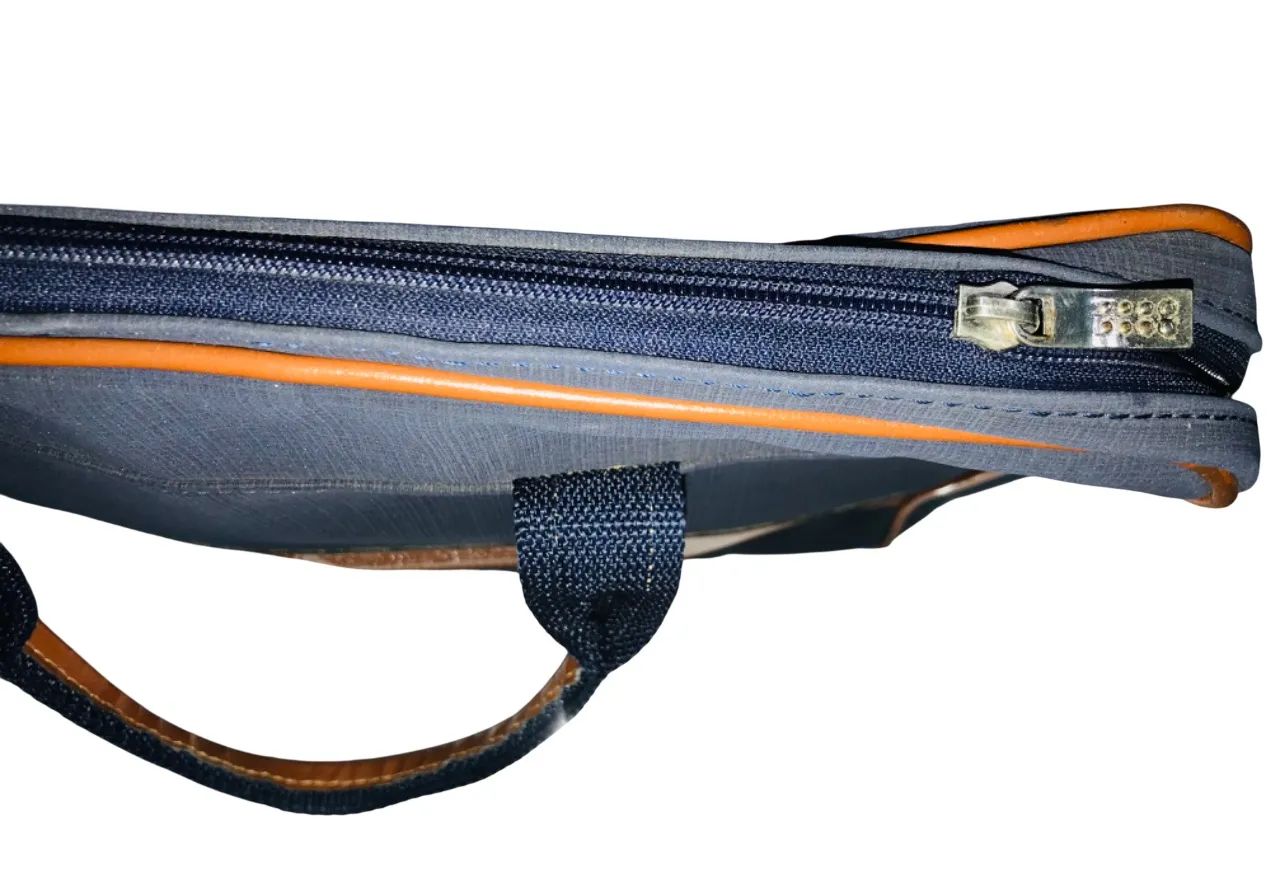 Bolsa de mão emborrachada azul,com alça para notebook( ou oque quiser guardar!) - Foto 3