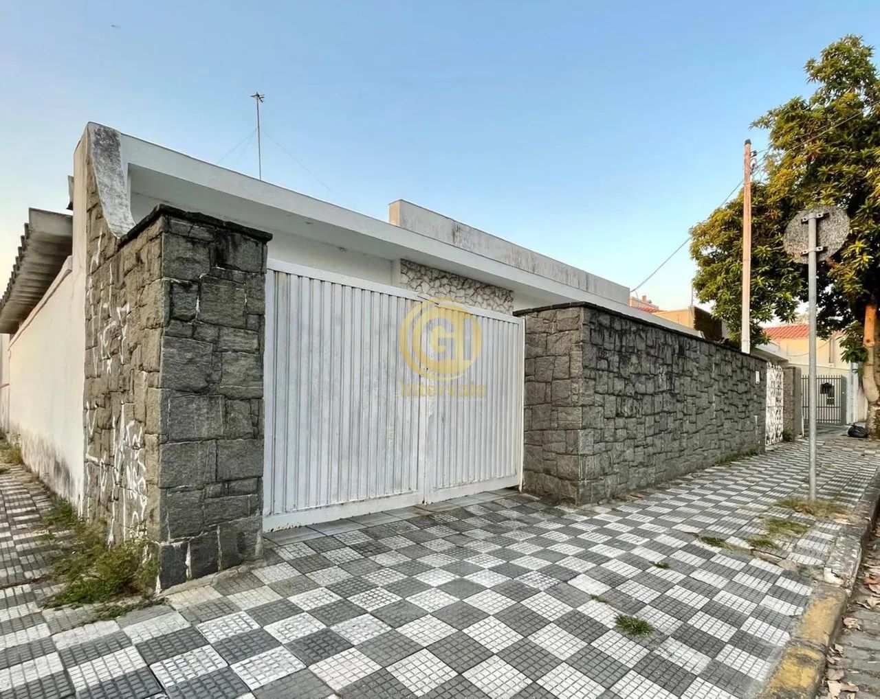 Imóvel em Zona Central de Jacareí, sendo comercial e residencial. - Foto 2