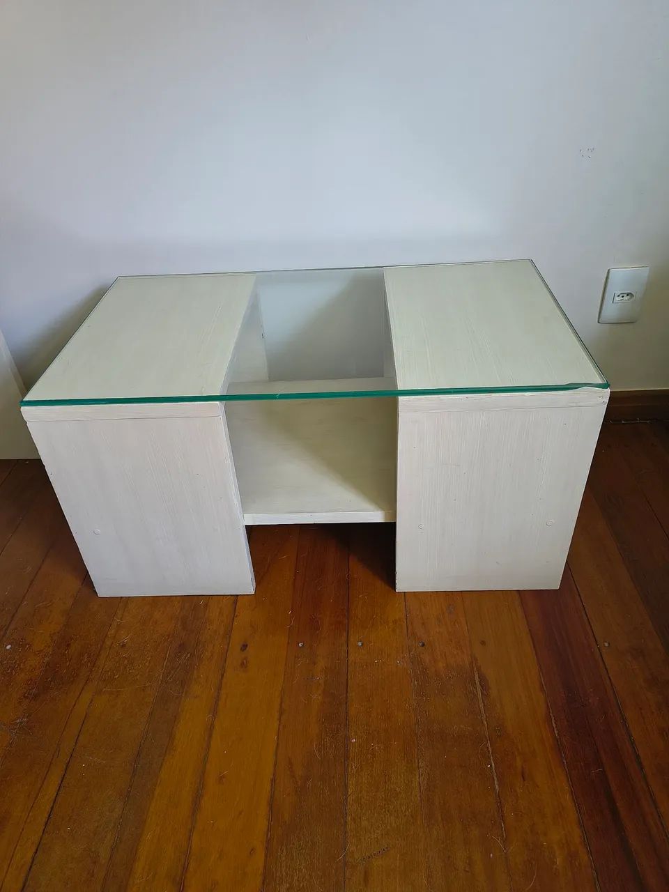Mesa de centro de madeira maciça e tampo de vidro - Foto 3