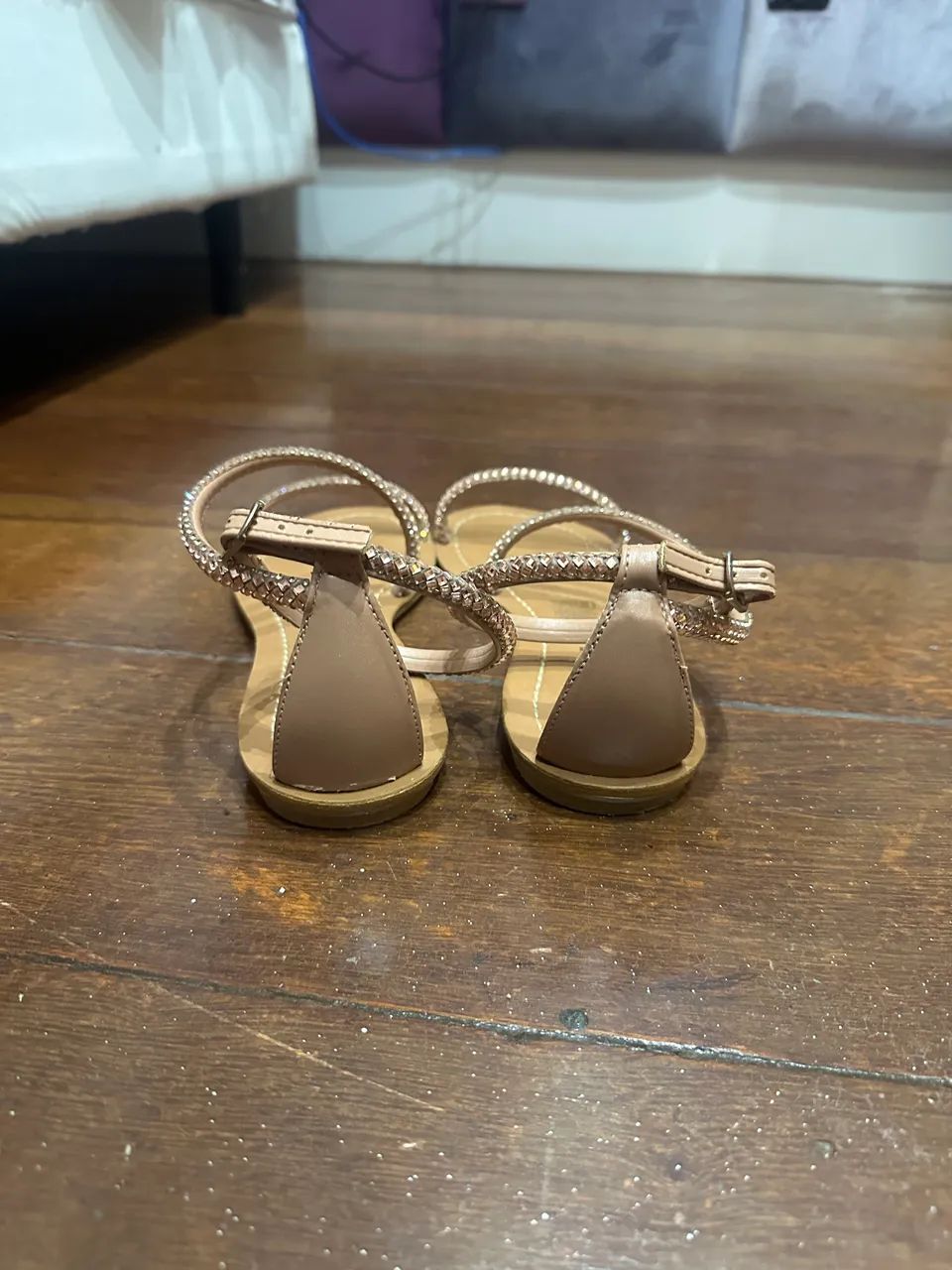 Sandália rasteira Constance metalizada rosé - Foto 4
