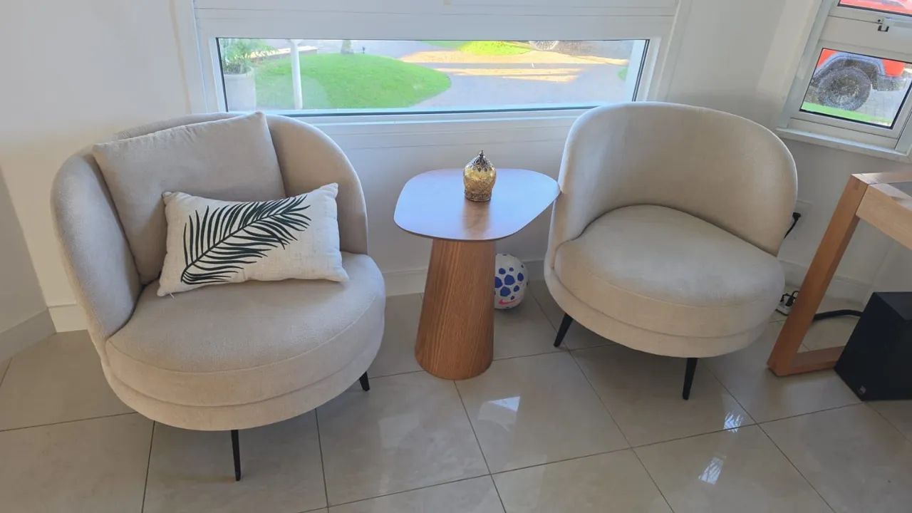 Poltronas e mesas 