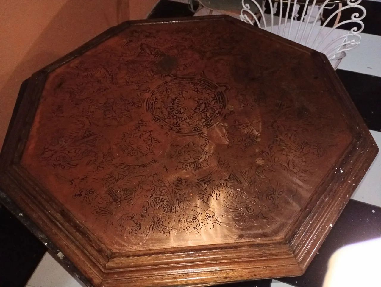 Mesa octagonal em madeira maciça com detalhe em bronze 65048998861443122