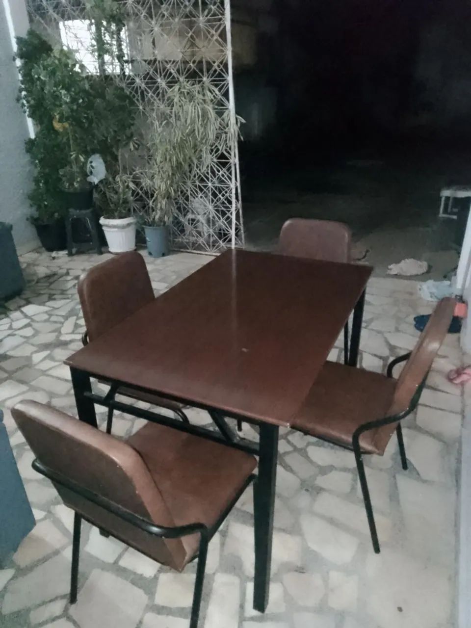 Mesa com quatro cadeiras marrom  - Foto 2