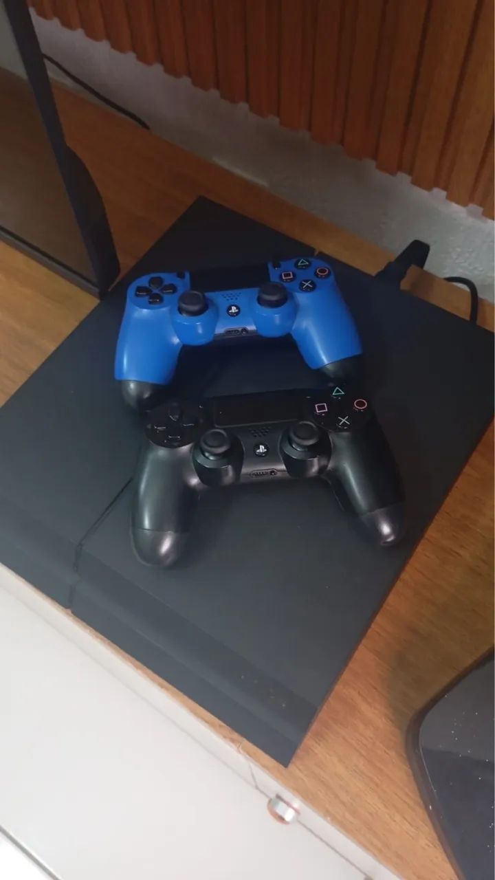 Ps4 com 2 controles 