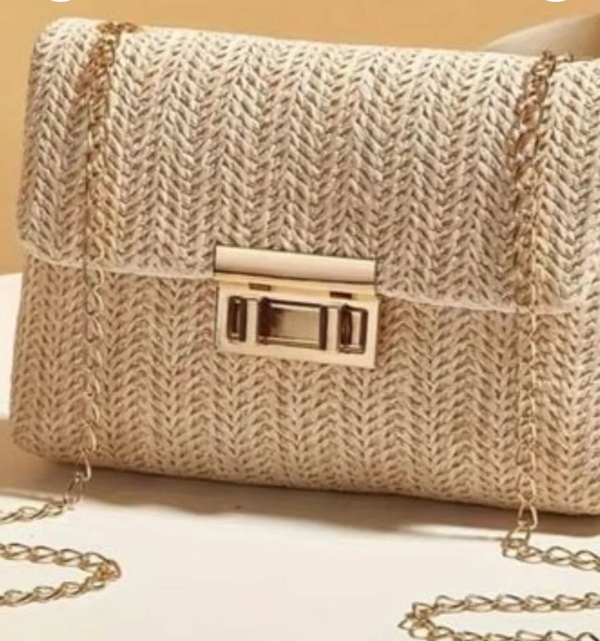 Bolsa nova de ráfia bege, com alça dourada