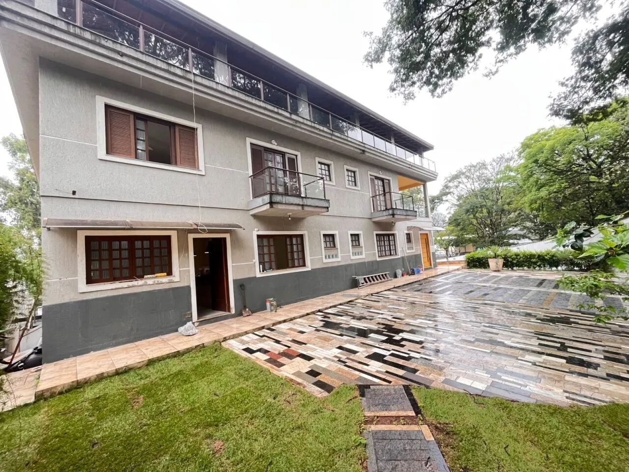 SOBRADO COM 585 M2 E 5 QUARTOS FL26