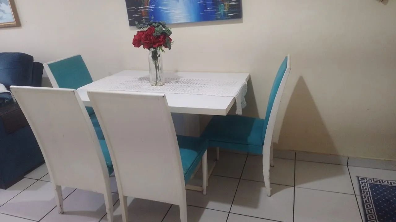 Mesa de madeira maciça com 4 cadeiras  - Foto 4