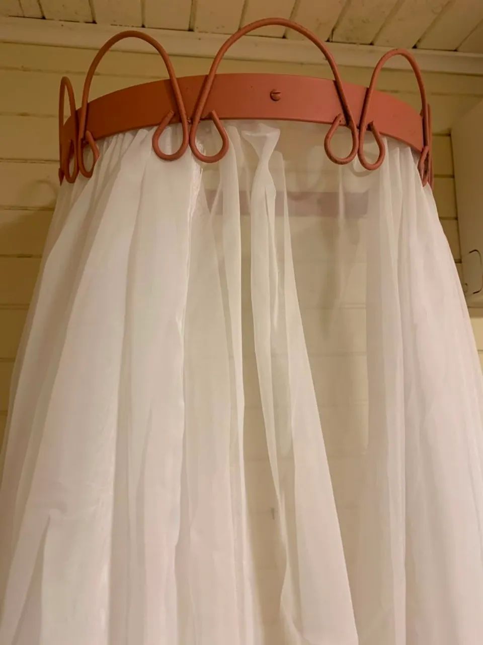 Dossel de parede rosé com mosquiteiro branco para berço