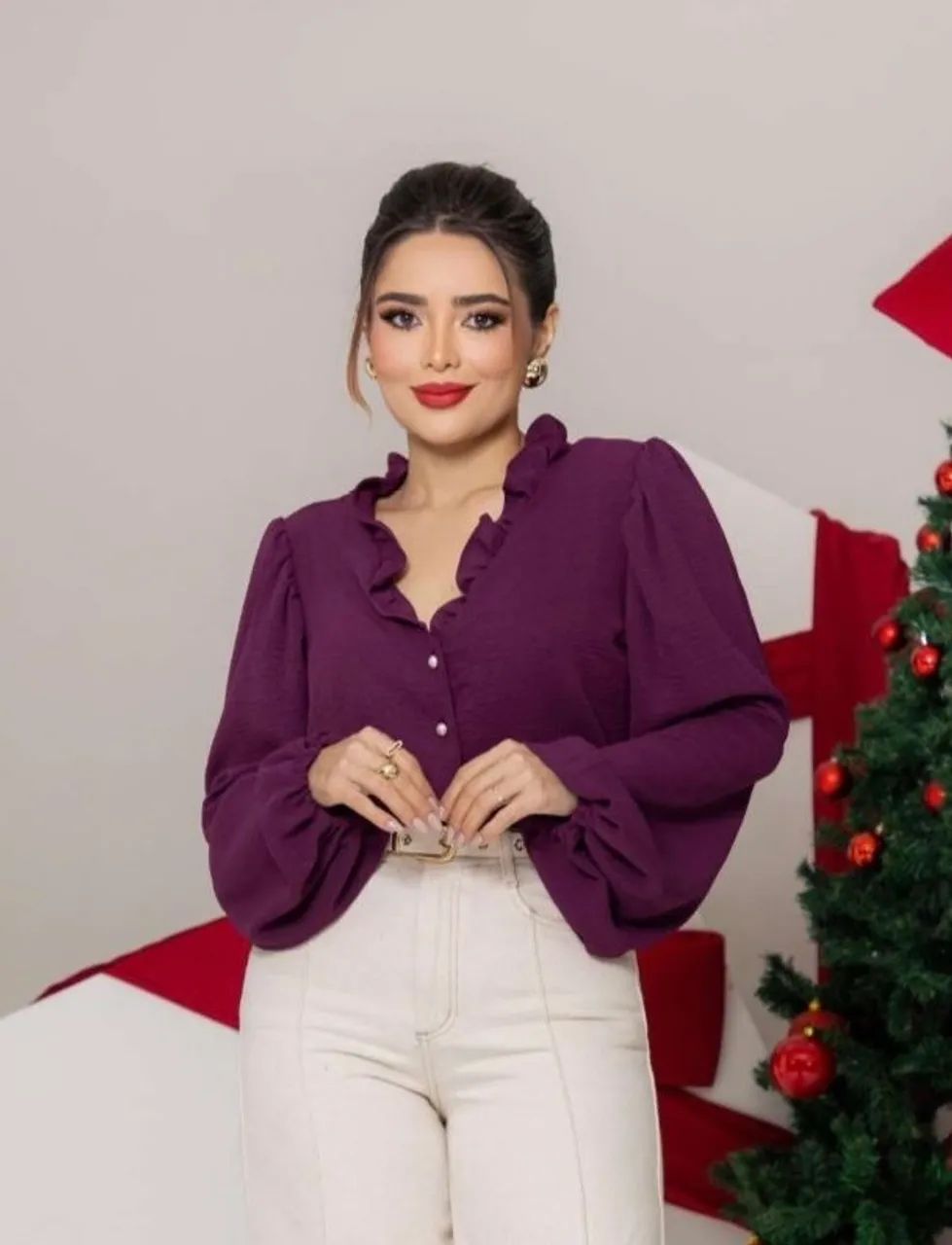 Blusa roxa de manga longa com babado 