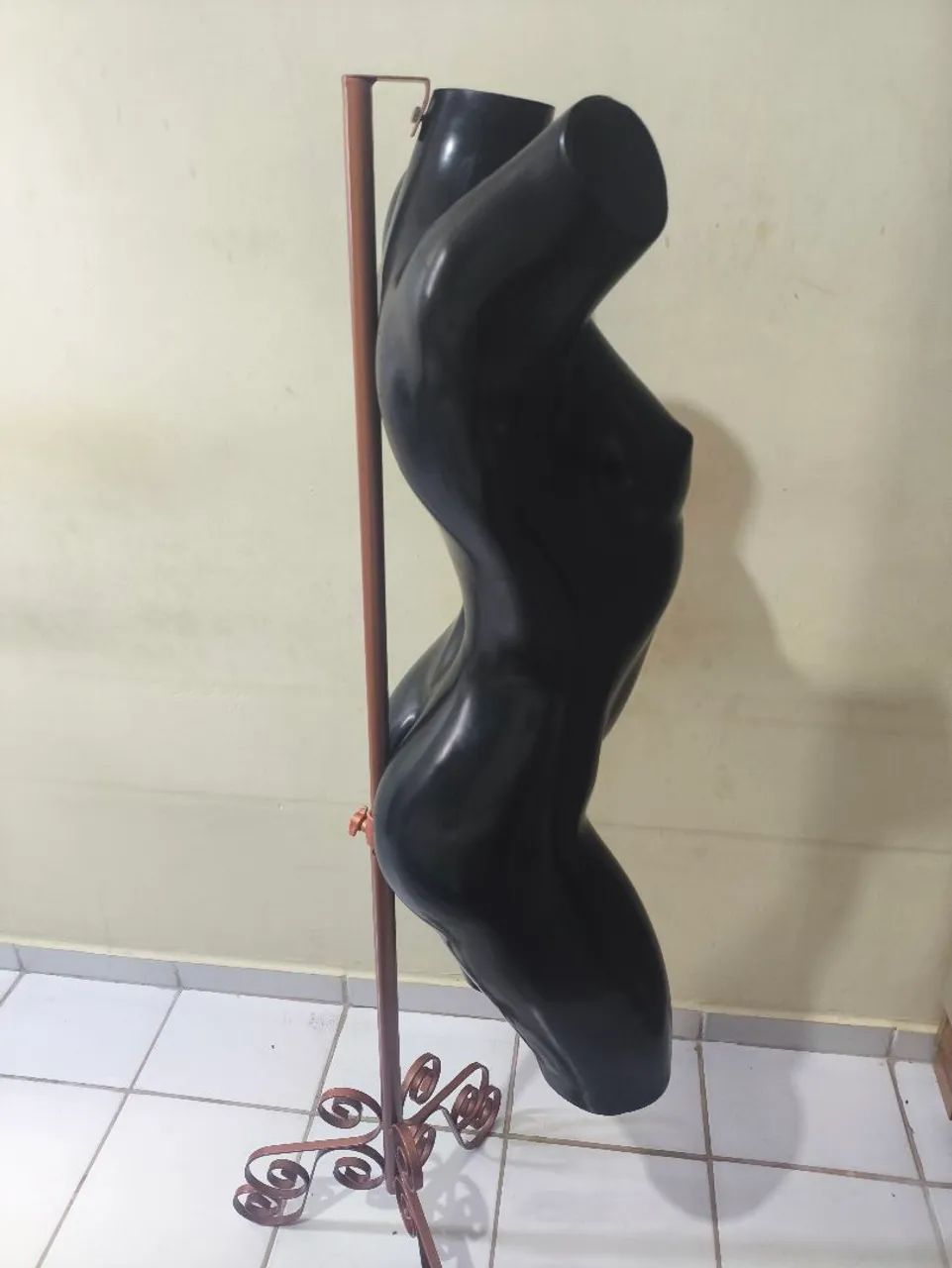 Manequim feminino com pedestal  - Foto 2
