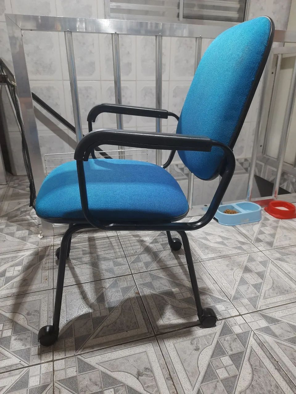Cadeira fixa com rodinhas adaptadas azul perfeito estado 