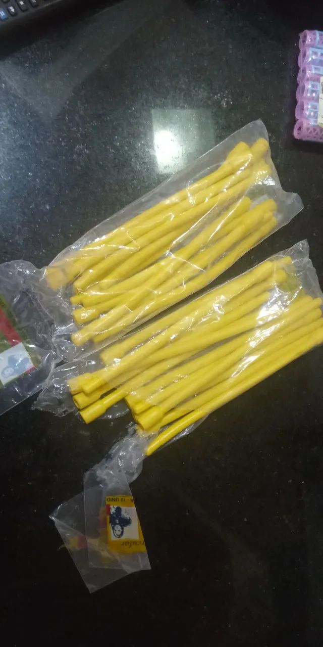 2 pacotes de bigudinhos (12 unidades em cada) e 1 pacote de bobs com capa nº 1