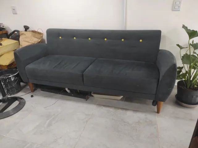 Sofá Retrô Cinza Chumbo com Botões Amarelos - Design Moderno - Foto 2