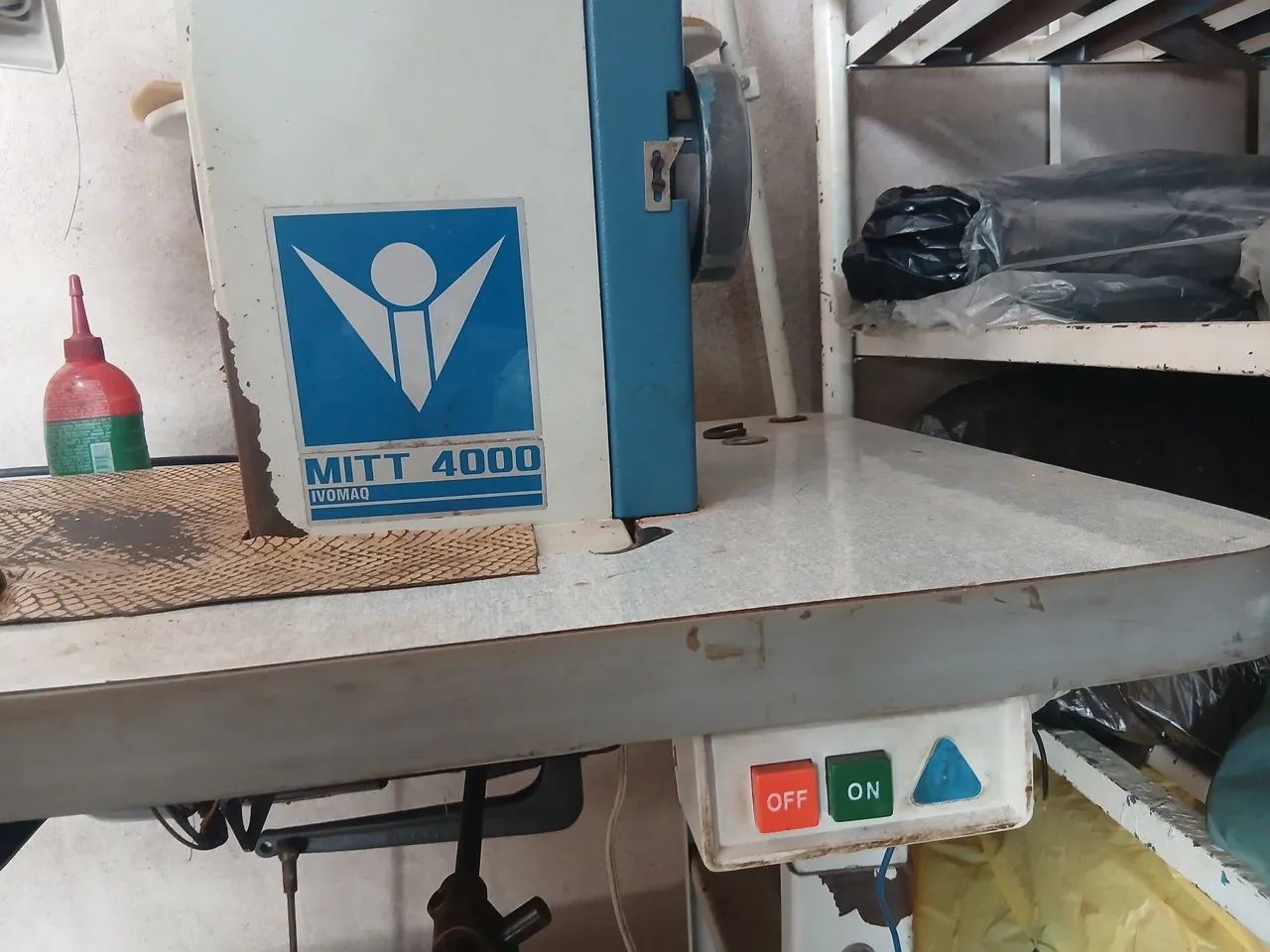 Vendo duas maquinas de costura com mesa - Foto 2