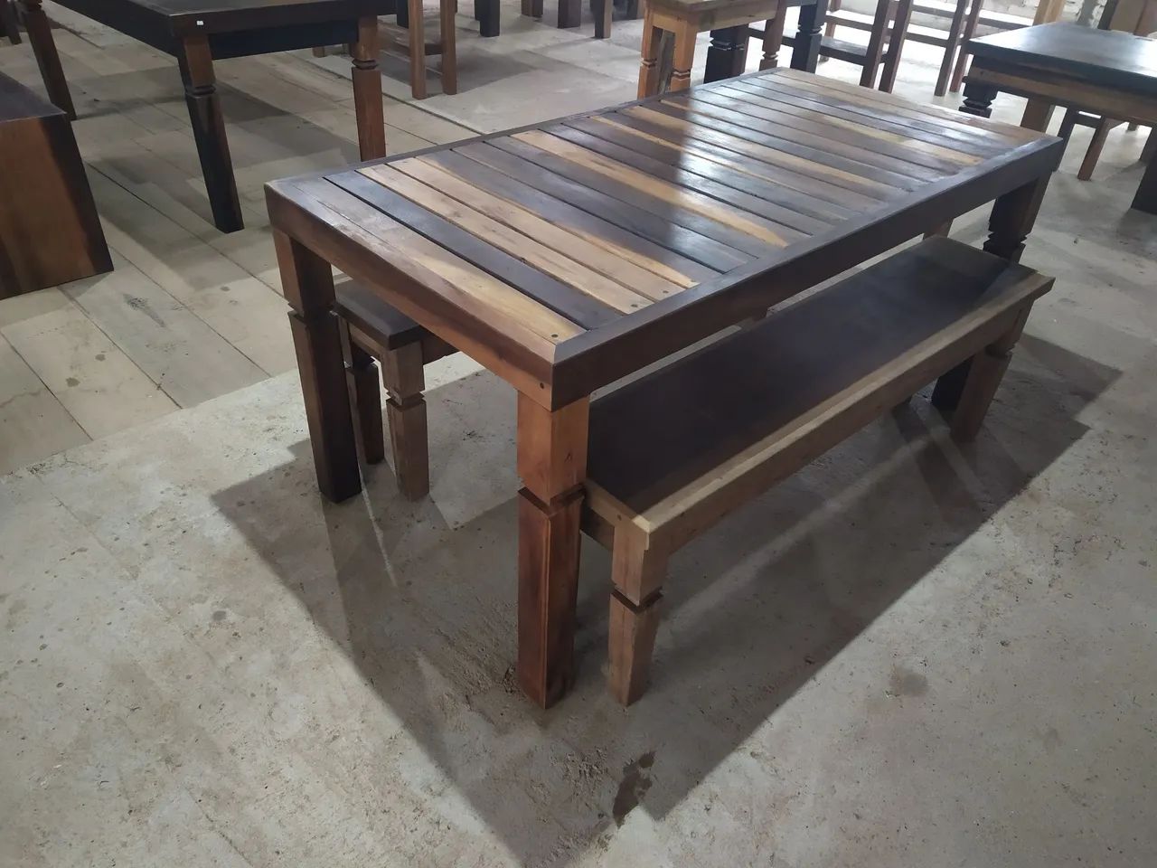 Mesa de madeira com bancos