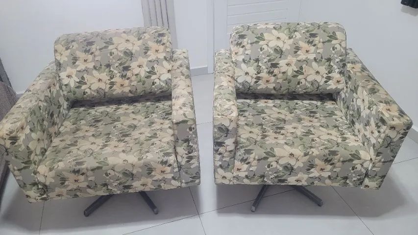 Vendo duas poltronas giratórias.