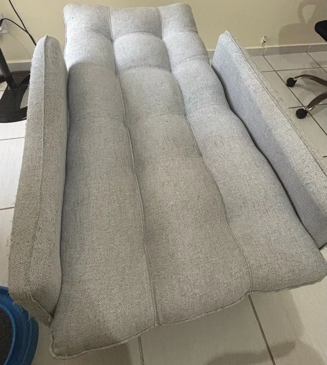 Poltrona cama na cor cinza mescla, em bom estado - Foto 4