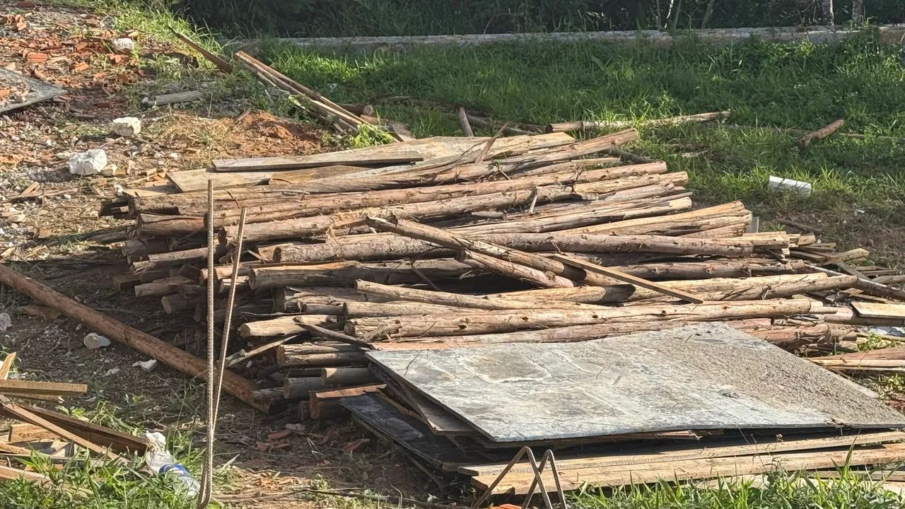 Escoras para obra (3,00 cada)  e restos de madeira - Foto 3