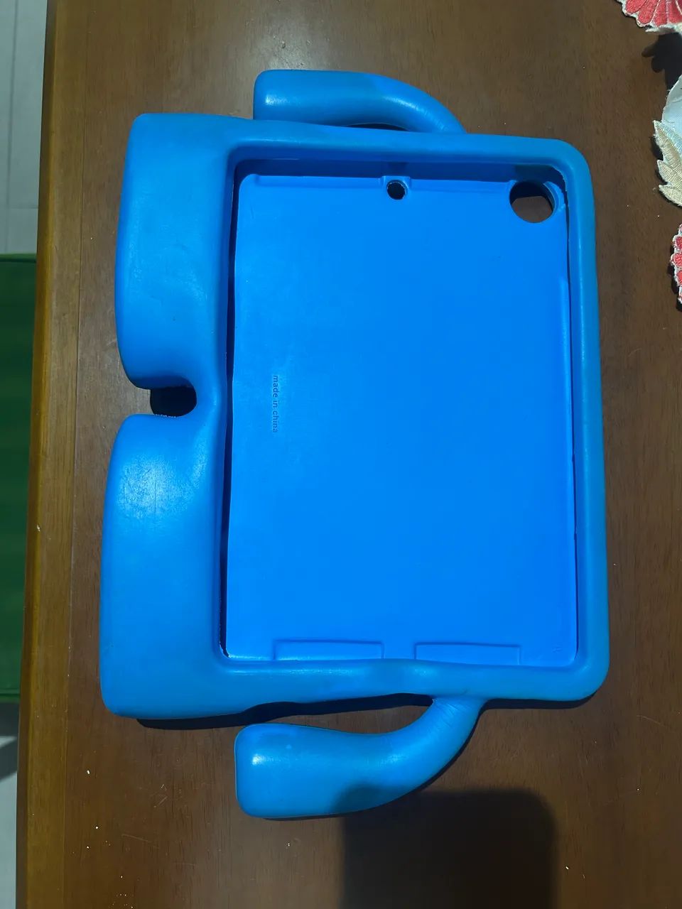 Capinha infantil para ipad com bracinhos azul