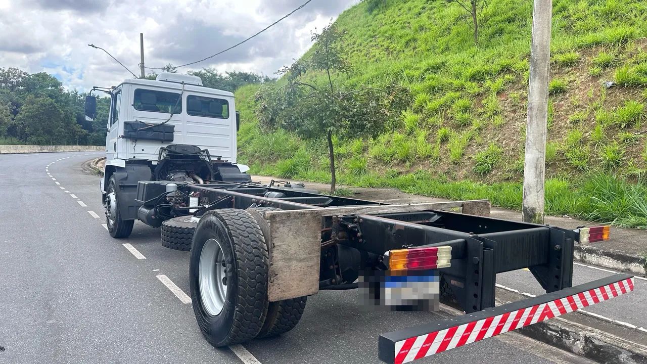 Caminhão Mercedes Atron 1719 4x2 - Foto 6