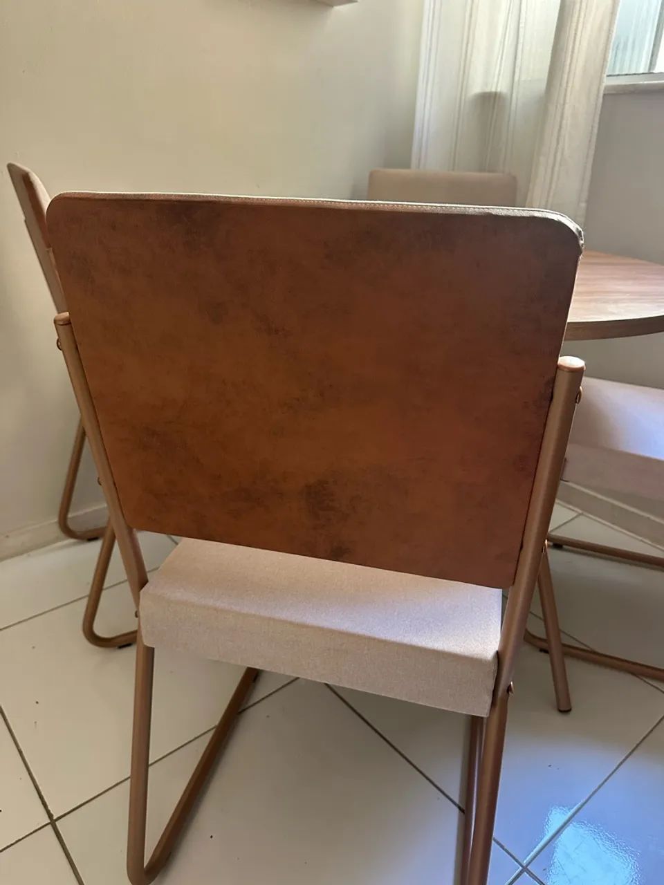 Vendo mesa com 4 cadeiras redonda - Foto 4