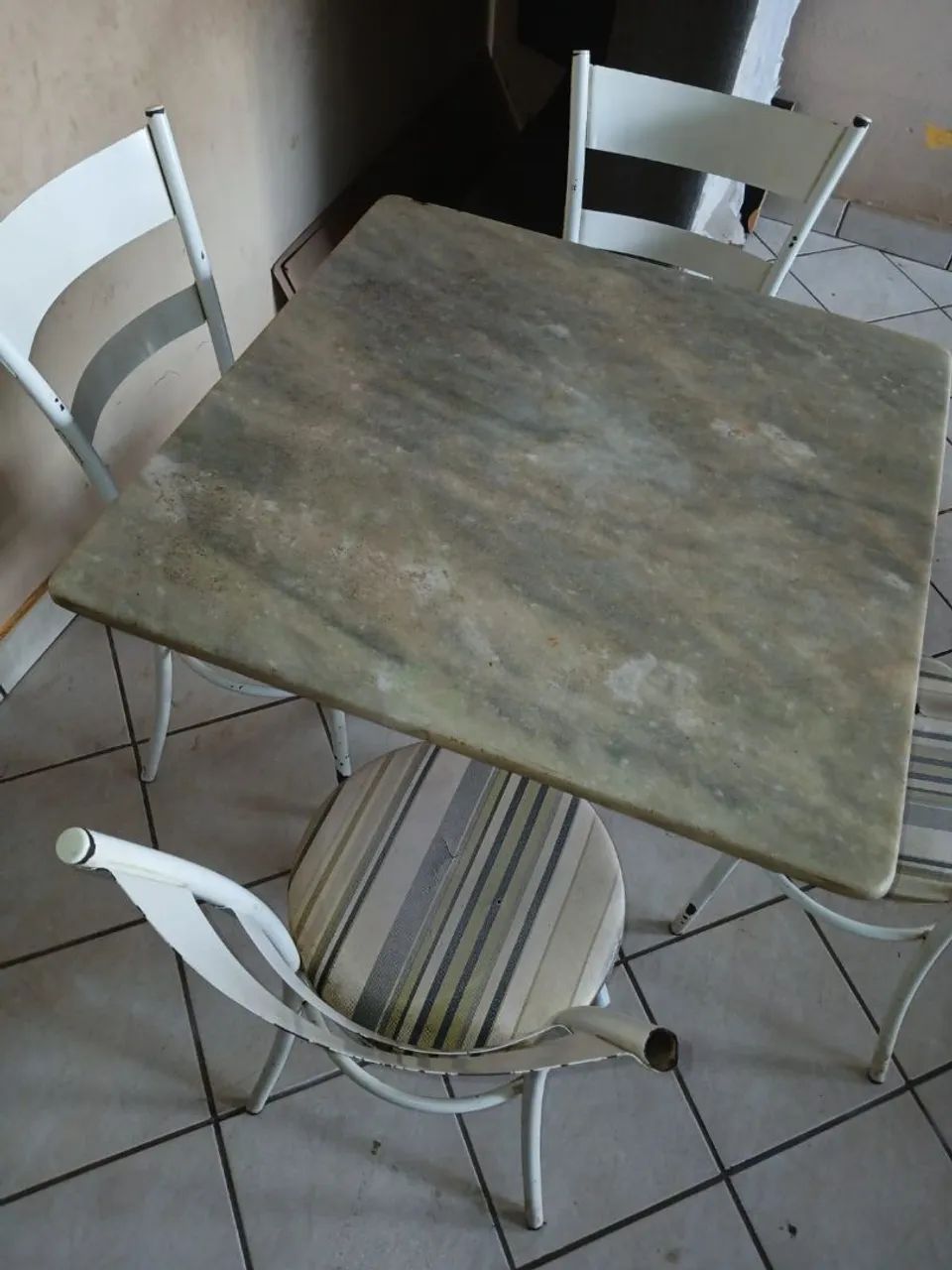 Mesa com 4 cadeiras. Entrego. Uberlândia.  - Foto 3