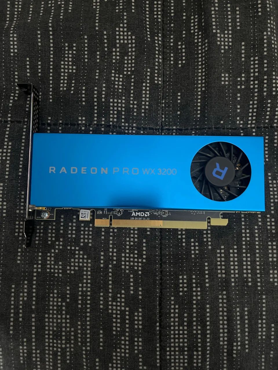 Placa de Vídeo - AMD Radeon PRO WX 3200