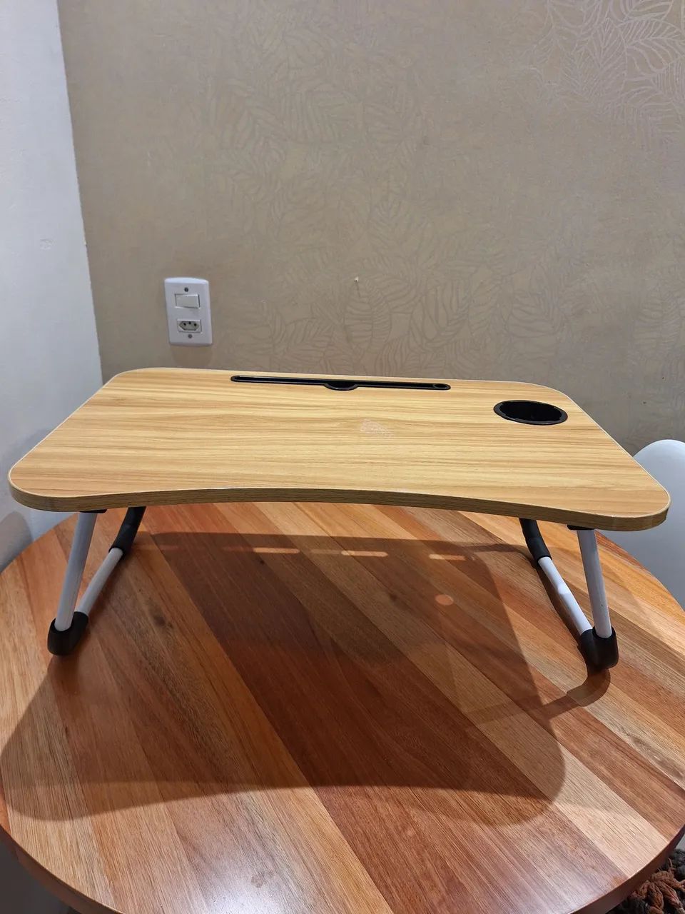 Mesa Dobrável para Notebook com Porta-Copo