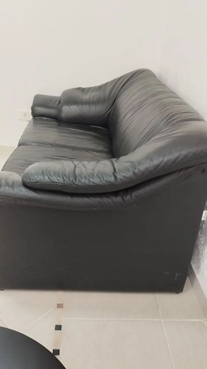 Conjunto de sofás em couro preto 2e3 lugares  - Foto 4