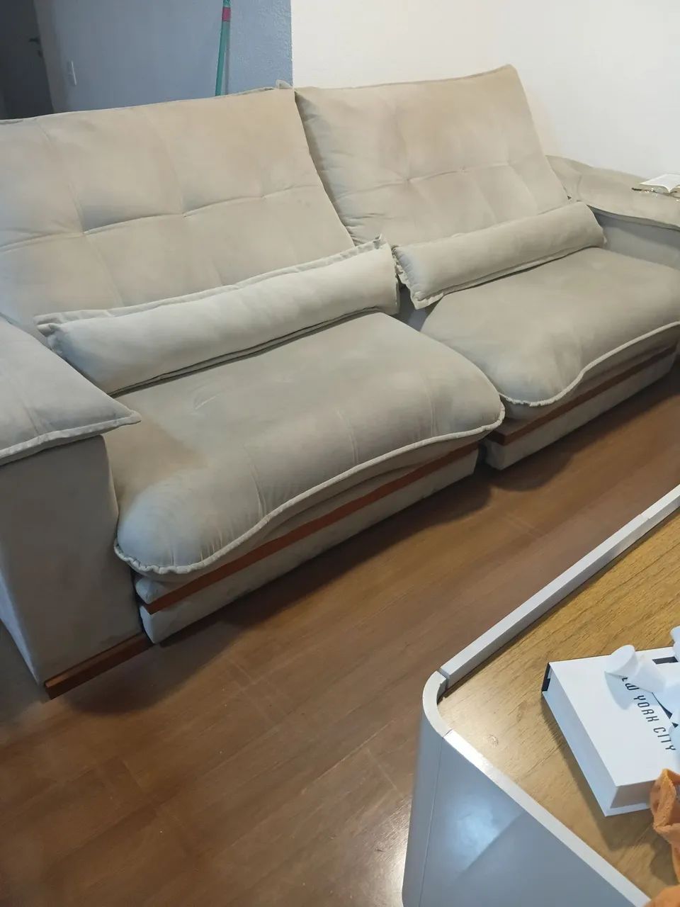 Sofá 5 lugares  tecido suede cor bege 