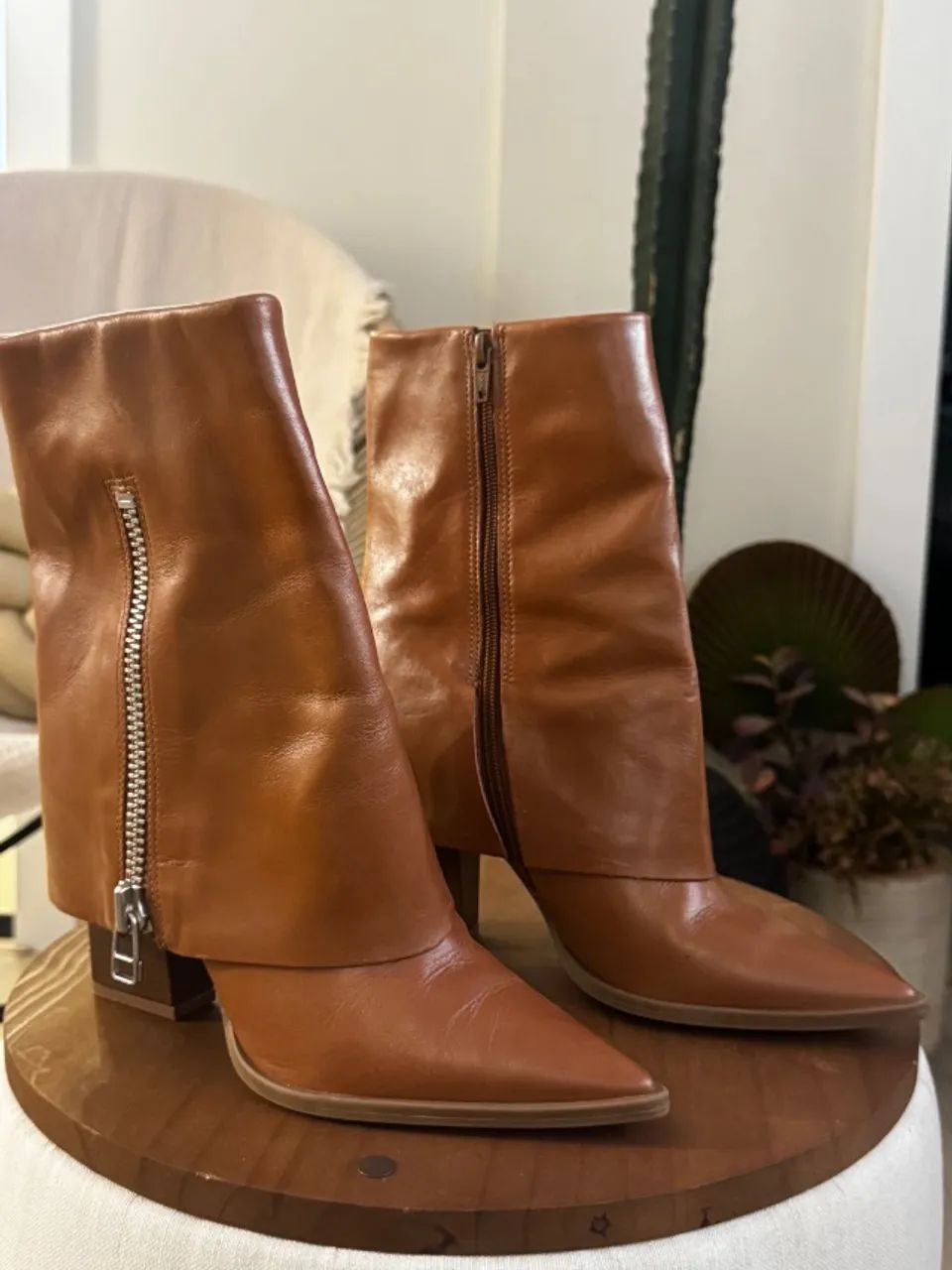 Bota de couro arezzo 37