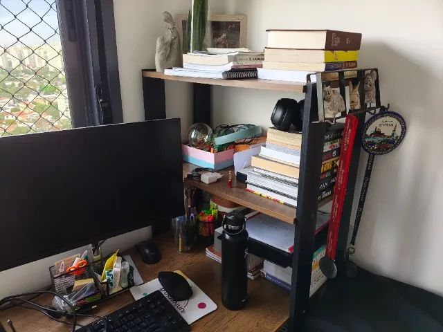 Escrivaninha em ótimo estado com estante - Foto 3