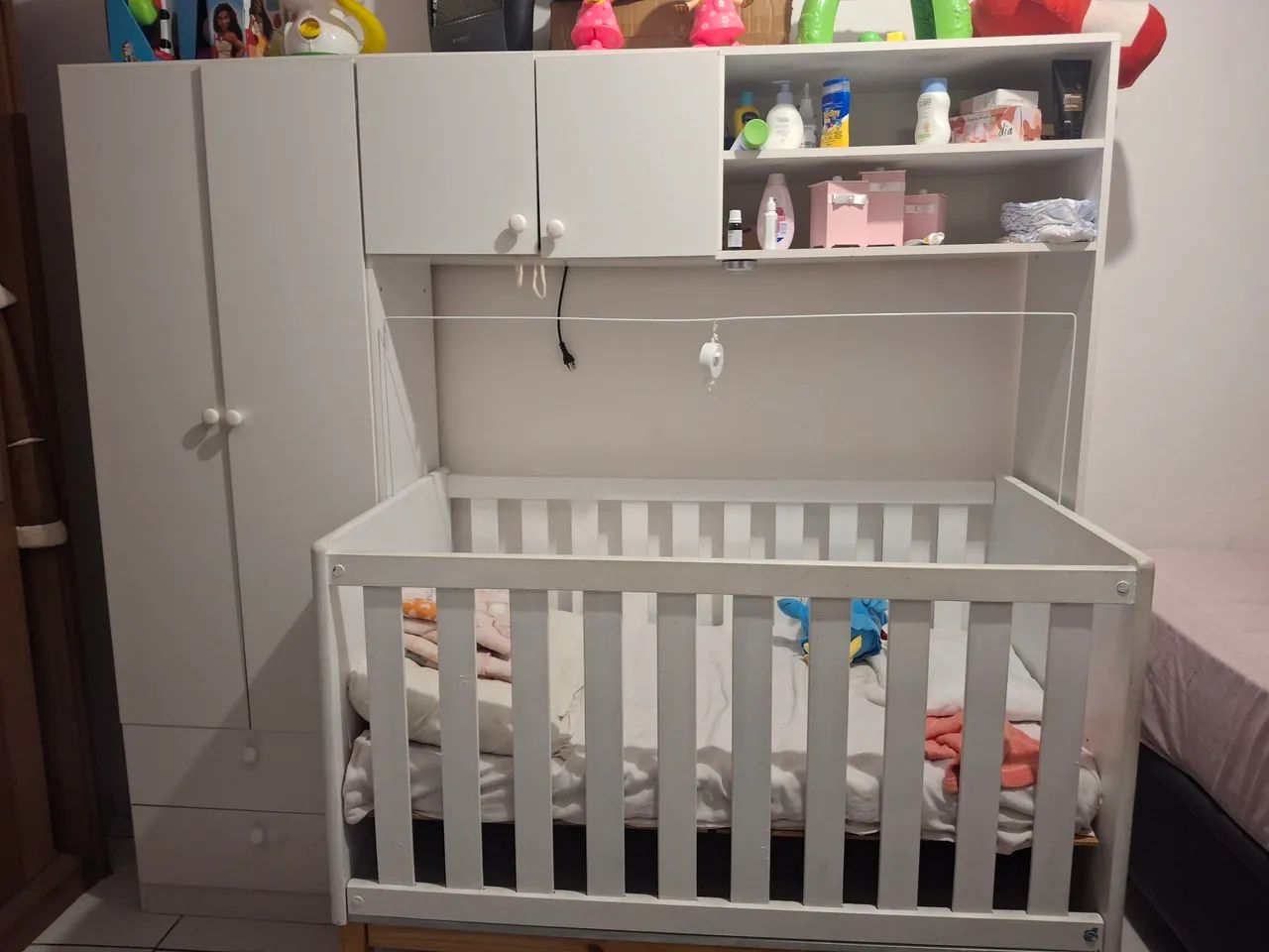 Guarda  roupa infantil 4 portas e 2 gavetas e o berço  - Foto 2