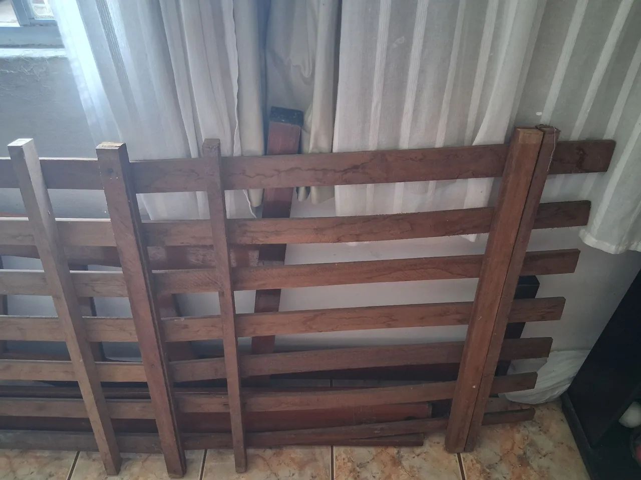 Cama solteiro madeira.