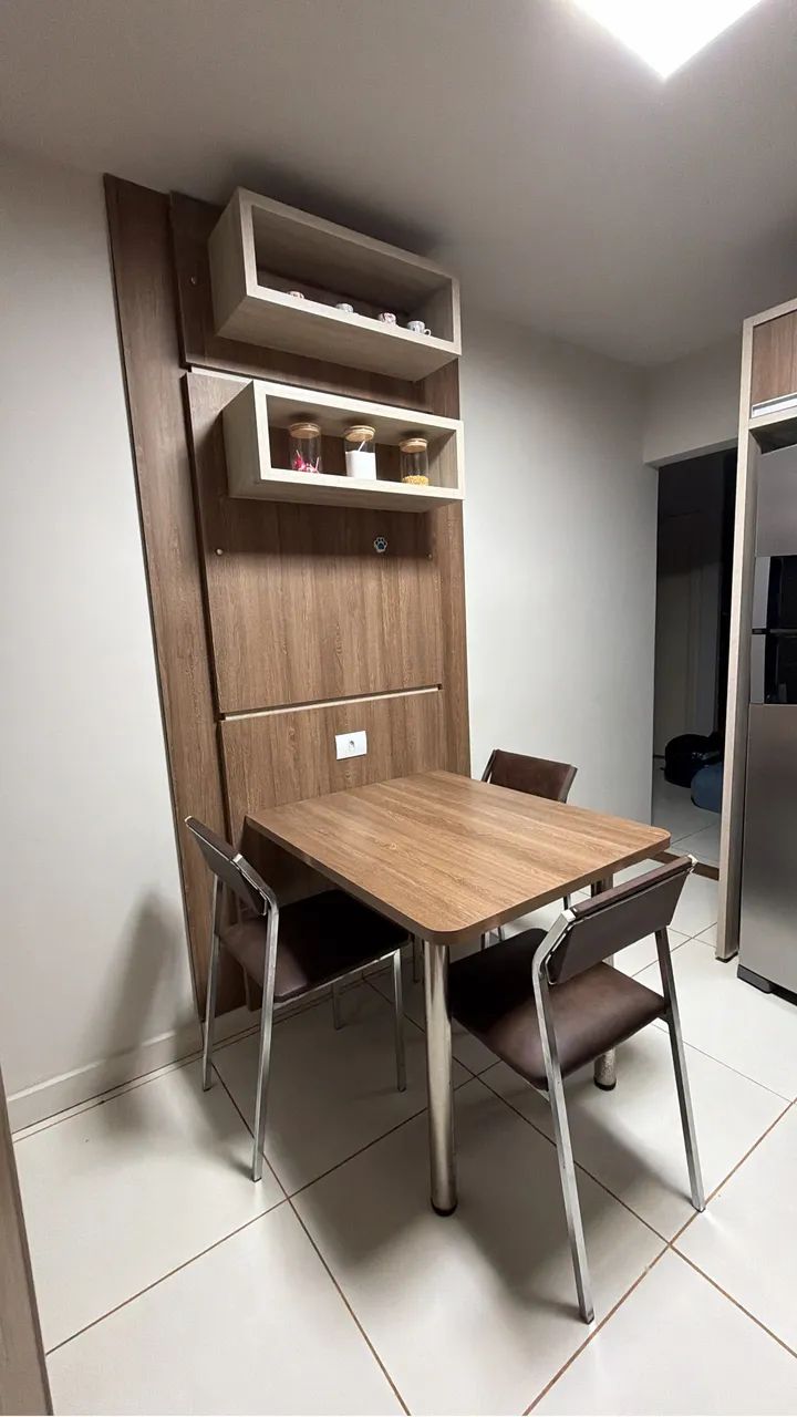 Painel com mesa e cadeiras