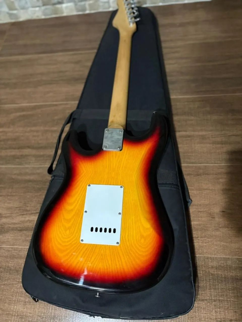 Guitarra Sunburst com bag - Foto 2