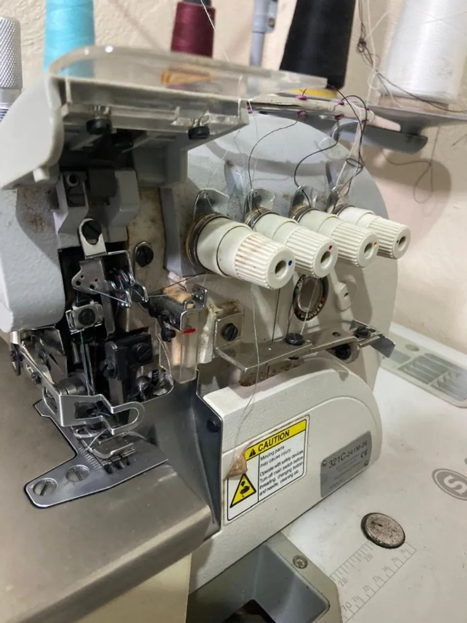 Máquina Interlok Singer Industrial (Modelo 321C) 4 fios - Foto 2