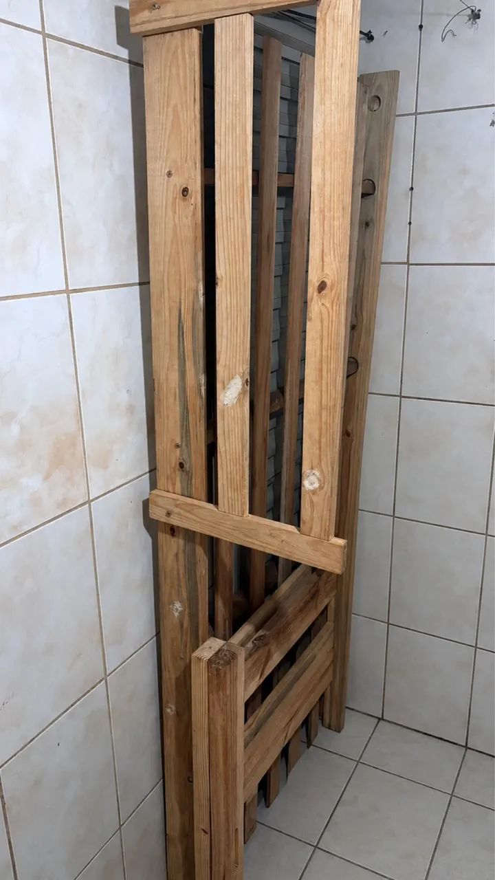 Cama de madeira ( solteiro)