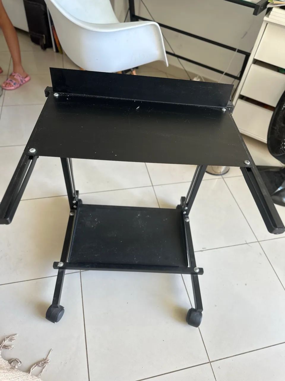 Rack / Suporte para Mesa de Som SATY 8000-0 com Rodinhas e Ajuste