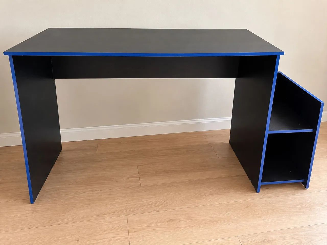 Mesa de computador com nichos laterais 