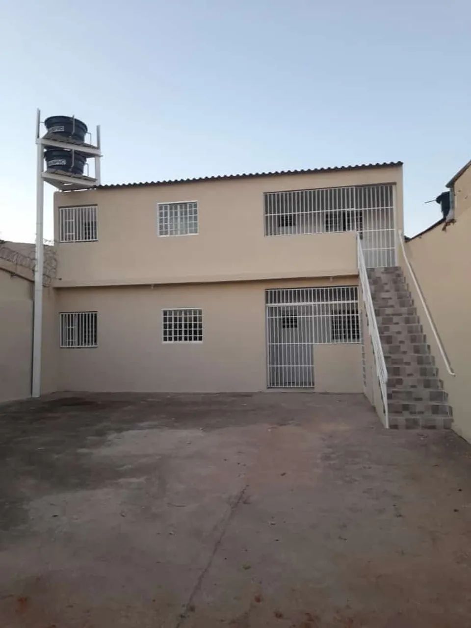 Alugo casa no 1° andar