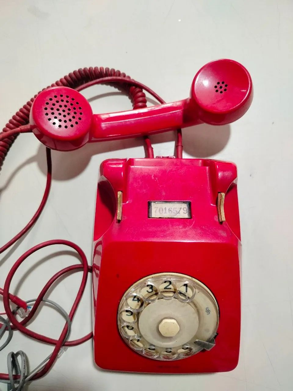 Telefone de disco antigo cor vermelho 