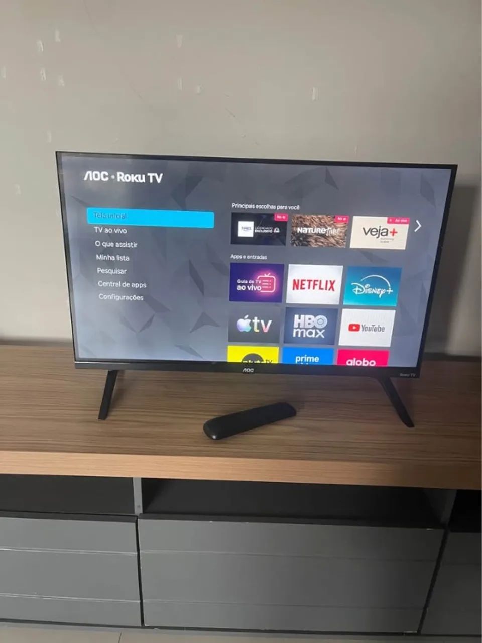 Smart TV 32" HD AOC 32S5045/78G com Roku TV, Comando de Voz, HDMI, USB Wi-Fi e Conversor D